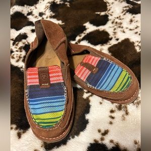 Ariat size 8 Aztec shoes